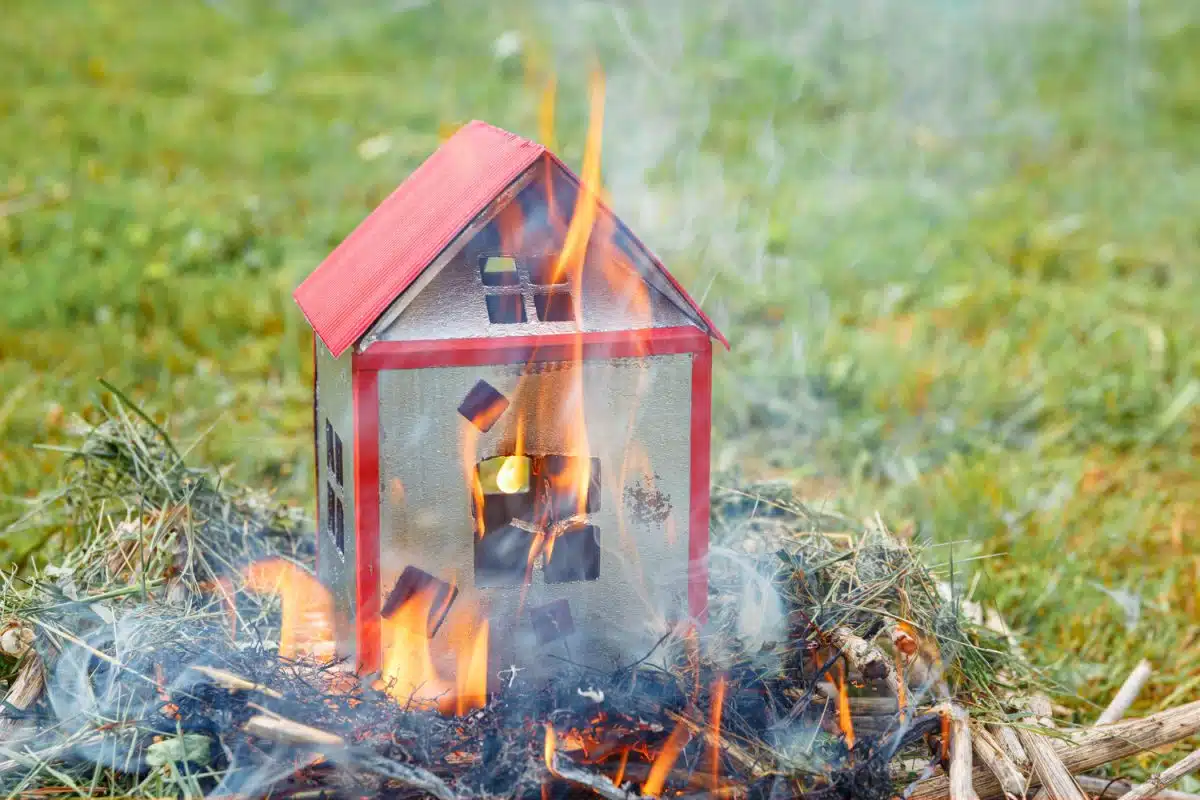 Une maison en carton prend feu