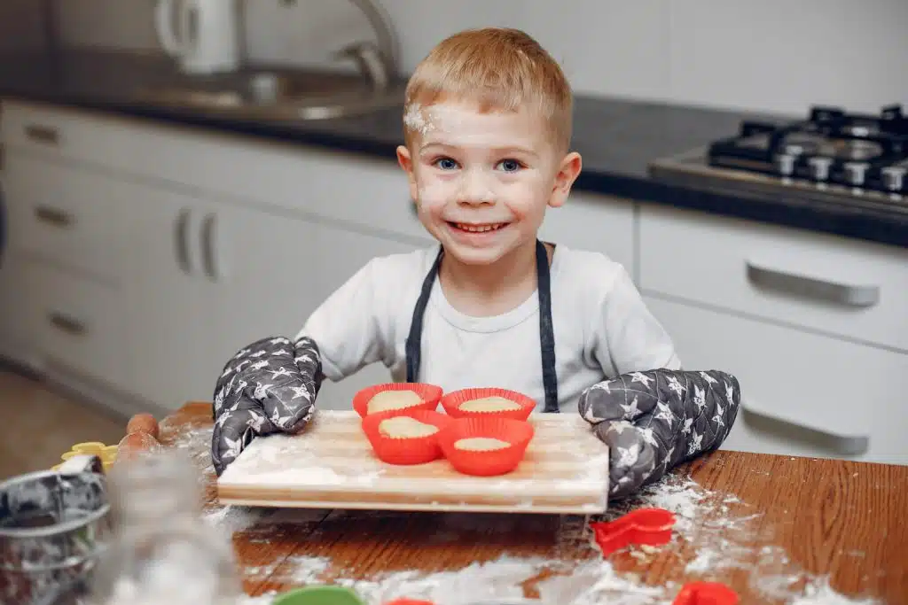 Un petit garçon qui cuisine