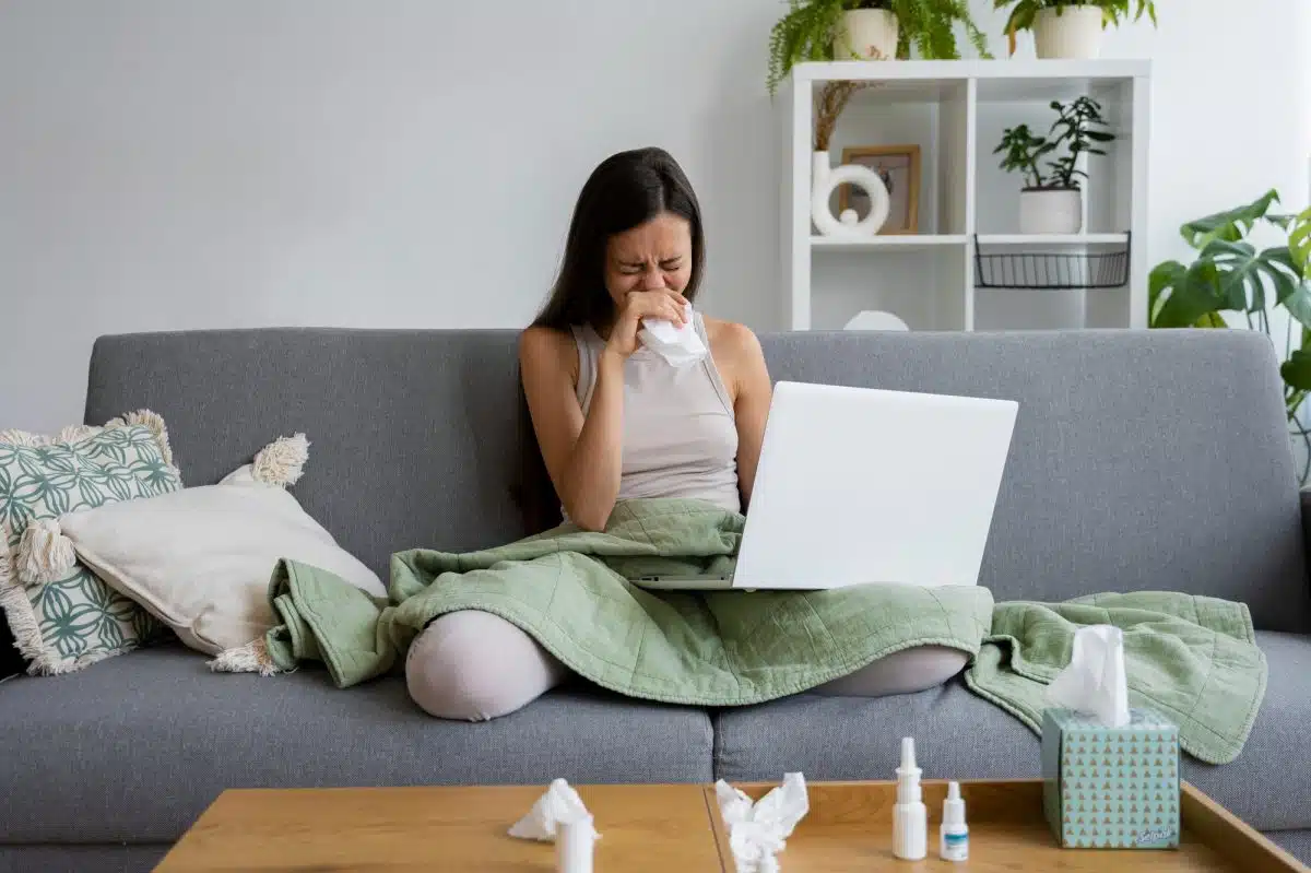 Une femme a des allergies dans sa maison