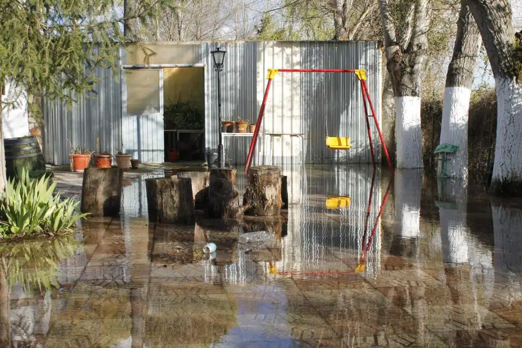 Le terrain inondé d'une maison