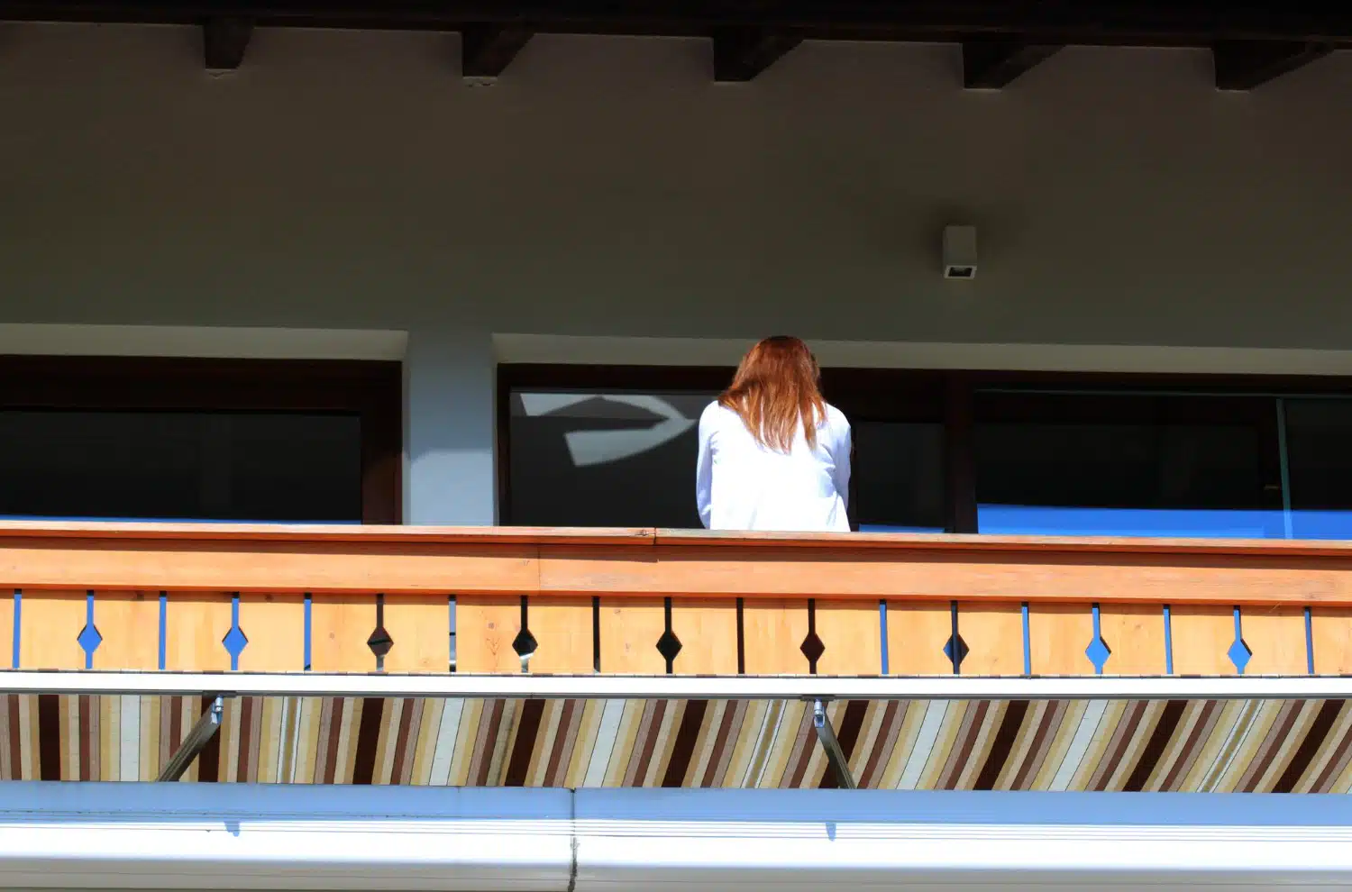 Une femme au bord d'un balcon