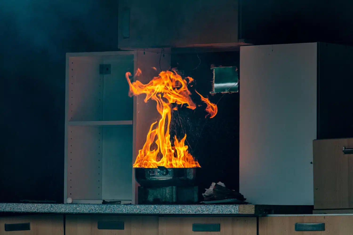 Un casserole en feu dans une cuisine