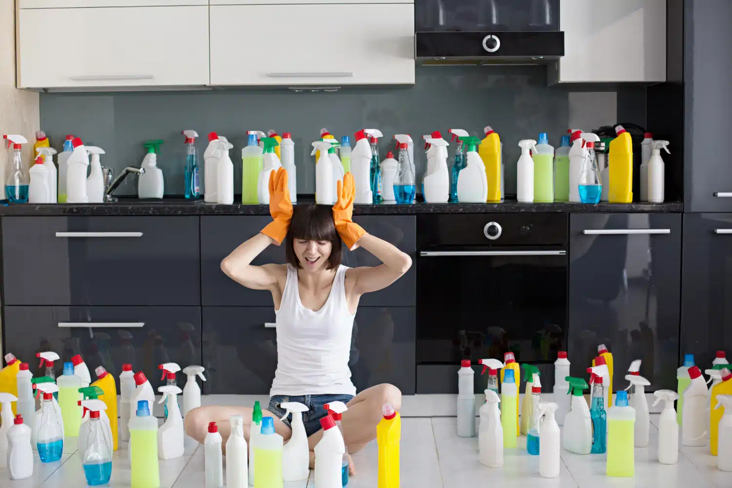 Une femme devant de nombreux produits ménagers.