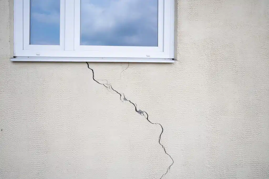 Exemple d'une fissure sous  la fenêtre d'une maison