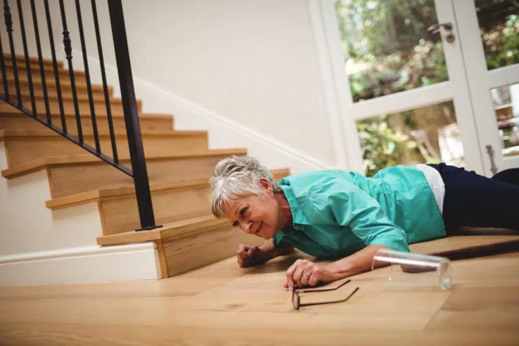 Une femme âgée a chuté dans sa maison dans l'escalier