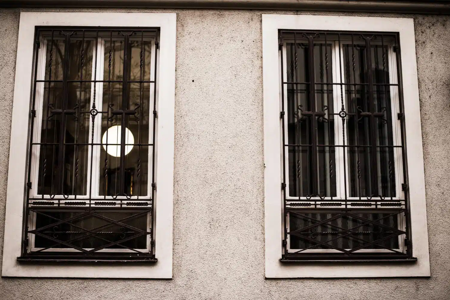 Barres de fer aux fenêtres d'une maison